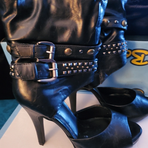 High heeled boots, never worn. - Picture 1 of 2